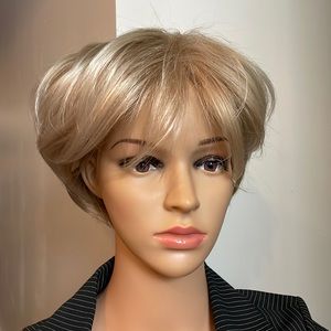 NWT 9” sassy blonde mix wig very short mens women’s unisex side or no parting
